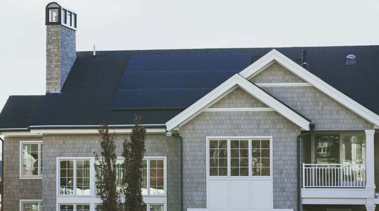 Kolektory słoneczne w domu energooszczędnym, czy to dobra inwestycja?