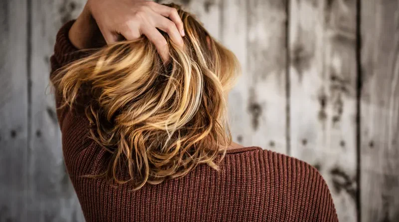 Sekrety zdrowych i lśniących włosów: porady pielęgnacyjne i zabiegi salonowe